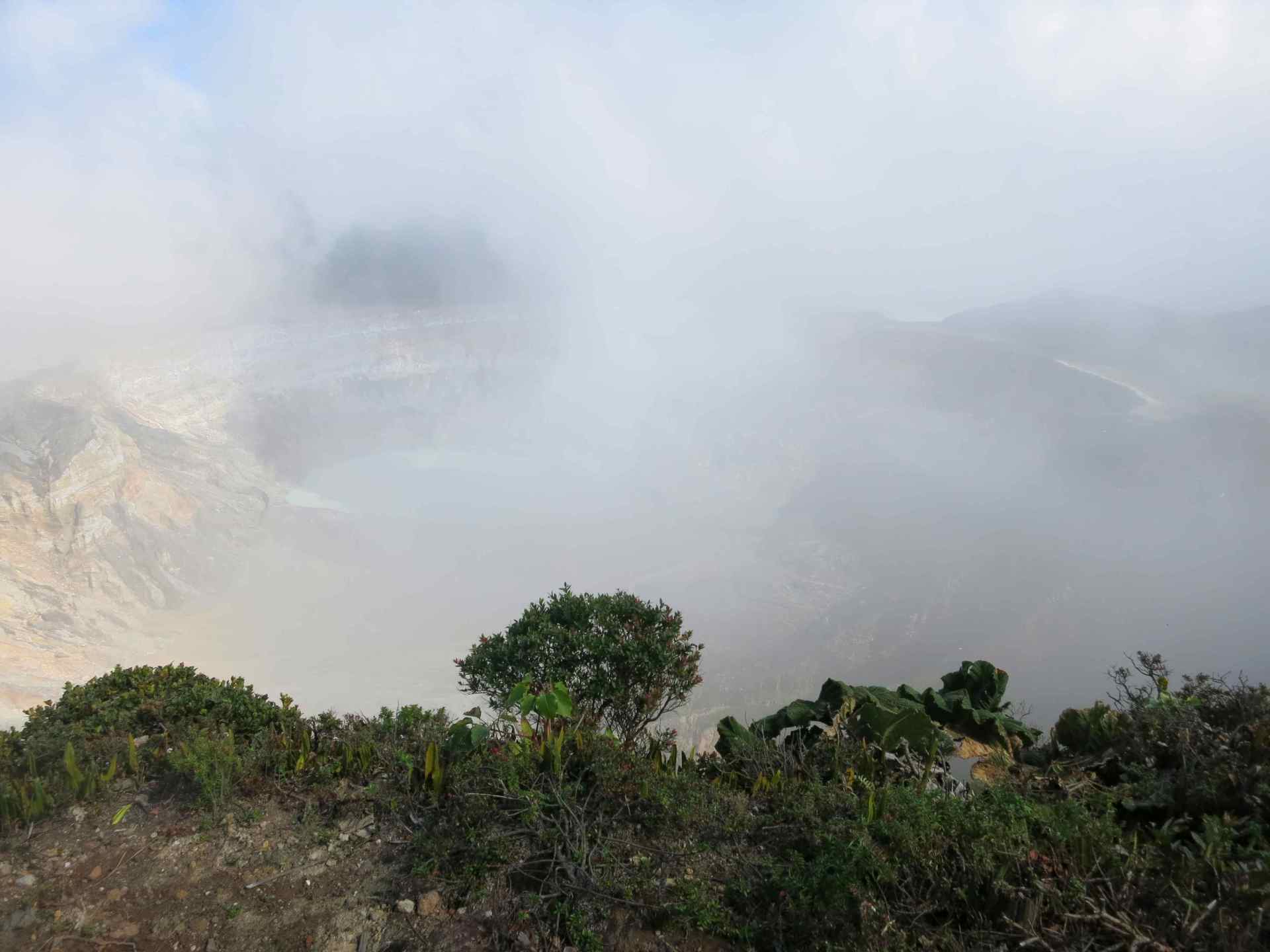 Aussicht Vulkan Poas Hauptkrater mit Wolken