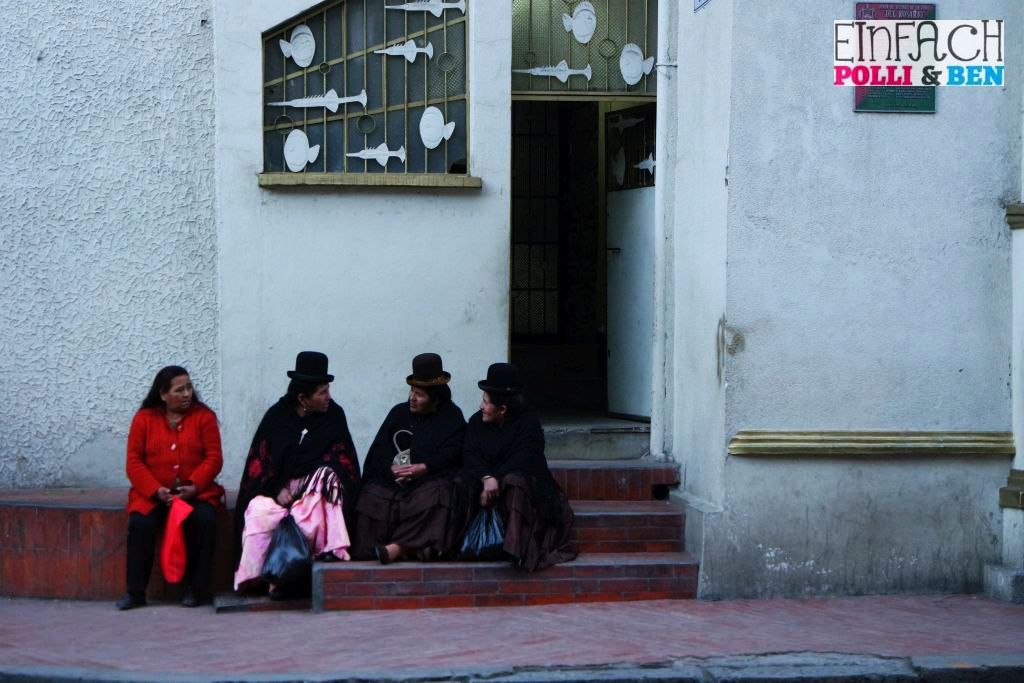Frauen vor Kirche in La Paz
